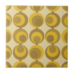 Azulejo Patrón Geo Retro Mustard Gold Moderno De Mediados<br><div class="desc">Diseño de inspiración moderna de mediados del siglo XX con un patrón impecable de círculos retro de mostaza dorada sobre un fondo amarillo. Diseño sencillo y moderno. Crea tu propio patrón de personalizado cargando una nueva imagen, o usa el botón "mensaje" para contactar con el diseñador para obtener ayuda. Para...</div>