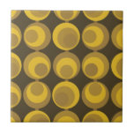 Azulejo Patrón Geo Retro Mustard Gold Moderno De Mediados<br><div class="desc">Diseño de inspiración moderna de mediados del siglo XX con un patrón impecable de círculos retro de mostaza dorada sobre un fondo marrón. Diseño sencillo y moderno. Crea tu propio patrón de personalizado cargando una nueva imagen, o usa el botón "mensaje" para contactar con el diseñador para obtener ayuda. Para...</div>