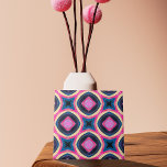 Azulejo Patrón geométrico abstracto azul y rosa caliente<br><div class="desc">Una llamativa y contemporánea baldosa decorativa que exhibe una disposición impecable compuesta por figuras geométricas cautivadoras bañadas en vivos tonos rosa y azul.</div>