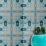 Azulejo Patrón geométrico azul e índigo de calumnia suave<br><div class="desc">Esta cerámica muestra un complejo patrón caleidoscópico. El diseño es simétrico, con formas abstractas que recuerdan a flores y figuras geométricas. La baldosa está decorada con una paleta relajante de tonos azules, verde azulados, crema y blancos que se mezclan armoniosamente para crear un efecto visualmente agradable. La parte central del...</div>