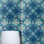 Azulejo Patrón geométrico azul e índigo mosaico suave<br><div class="desc">Esta cerámica presenta un fascinante diseño caleidoscópico. En el corazón de la baldosa se encuentra un intrincado patrón en forma de estrella, que sirve como punto focal desde el cual las formas geométricas simétricas irradian hacia afuera. El diseño es complejo pero armonioso, creando una ilusión óptica de profundidad y movimiento...</div>