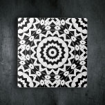 Azulejo Patrón geométrico complejo negro y blanco<br><div class="desc">Esta cerámica decorativa presenta un diseño geométrico complejo que es cautivador e intrincado. El diseño se compone de un marcado contraste entre tonos negros y blancos. En el centro de la baldosa se encuentra una forma de estrella prominente que forma el núcleo del diseño. Desde este punto central, una serie...</div>
