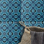 Azulejo Patrón geométrico de mosaico simétrico índigo azul<br><div class="desc">Esta baldosa cerámica presenta un diseño intrincado y elegante. El diseño está dominado por formas simétricas que recuerdan a flores o estrellas, creando un efecto visual fascinante. La baldosa está decorada con varios tonos azules, que van desde la luz hasta la oscuridad. Esta armoniosa mezcla de colores añade profundidad y...</div>