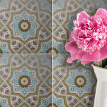 Azulejo Patrón geométrico de oro blanco Verde azulado con<br><div class="desc">Presentamos nuestra cerámica decorativa que exueve una mezcla de encanto moderno y clásico. Presenta un intrincado patrón geométrico que llama la atención y es sofisticado. El motivo central del diseño es un arreglo simétrico de formas verde azuladas y blancas tipo pétalo que irradian de un círculo dorado-amarillo. Cada pétalo está...</div>