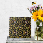 Azulejo Patrón geométrico de oro y oro de mezaica árabe y<br><div class="desc">Elegante diseño de cerámica con un patrón impecable de formas geométricas en finos tonos dorados sobre fondo negro.</div>