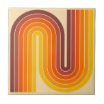 Azulejo Patrón geométrico de rayas arqueadas de estilo ret<br><div class="desc">Diseño geométrico de estilo retro vintage de los años 70 en Naranja marrón y amarillo.</div>