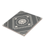 Azulejo Patrón geométrico decorativo<br><div class="desc">Un elegante y moderno círculo geométrico cuadrado para un chaparrón de cocina,  baldosas de arte,  chimenea,  cuarto de baño y ducha. También puede gustarle este estilo en un cuadro enmarcado o en una caja de conservas. Carbón gris oscuro y blanco.</div>