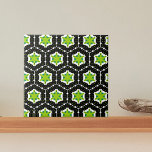 Azulejo Patrón geométrico del hexágono blanco negro y verd<br><div class="desc">Este moderno diseño de cerámica de moda le dará un acento único y elegante a su cocina, al baño o a cualquier otro proyecto de diseño interior. Con un diseño de mosaico compuesto por formas geométricas negras, blancas y verde limón, este patrón geométrico de cerámica hexagonal negro, blanco y verde...</div>
