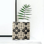 Azulejo Patrón geométrico elegante mosaico negro y beige<br><div class="desc">Elegante diseño de cerámica con un patrón impecable de formas geométricas en negro y beige.</div>