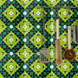 Azulejo Patrón geométrico elegante verde limón negro y bla<br><div class="desc">Diseño de cerámica vibrante y moderno con un patrón impecable compuesto de formas geométricas en verde lima,  verde esmeralda,  negro y blanco.</div>