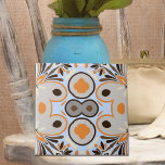 Azulejo Patrón geométrico étnico Boho Naranja de Blue Brow<br><div class="desc">La decoración étnica de las baldosas presenta un patrón impecable de formas geométricas en tonos marrones y naranjas sobre un fondo azul claro.</div>