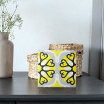 Azulejo Patrón geométrico floral de mosaico blanco amarill<br><div class="desc">Elegante diseño de cerámica elegante con un diseño de mosaico sin fisuras de formas geométricas en amarillo,  blanco,  gris claro y gris oscuro.</div>