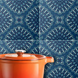Azulejo Patrón geométrico Mosaico Azul de Marina<br><div class="desc">Esta cerámica se caracteriza por patrones simétricos que exudan un aura de elegancia y sofisticación. El fondo azul profundo sirve de lienzo para las formas geométricas cautivadoras en tonos más claros de azul y blanco. Estas formas crean un efecto caleidoscópico, dibujando el ojo del espectador en el centro del mosaico....</div>