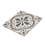 Azulejo Patrón geométrico mosaico cerámico decorativo<br><div class="desc">Un diseño moderno y elegante de forma geométrica en círculo de quatrefoil para un chaparrón de cocina, baldosas de arte, chimenea, cuarto de baño y ducha. También puede gustarle este estilo en un cuadro enmarcado o en una caja de conservas. Carbón gris oscuro y blanco.</div>
