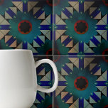 Azulejo Patrón geométrico simétrico moro oscuro<br><div class="desc">Esta cerámica decorativa es una impresionante pieza de arte que capta la esencia del diseño tradicional morisco. El mosaico tiene forma cuadrada y presenta un intrincado patrón geométrico simétrico y caleidoscópico, que atrae la atención hacia su centro. El diseño está anclado en una forma poligonal roja central, rodeada de capas...</div>