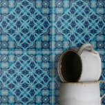 Azulejo Patrón geométrico simétrico suave azul e índigo<br><div class="desc">Esta cerámica presenta un patrón intrincado y simétrico que irradia desde el centro, creando un efecto caleidoscópico. El diseño es complejo y meticulosamente diseñado, con formas que se entrelazan y se superponen, lo que añade una sensación de profundidad y dimensión. La paleta de colores está dominada por varios tonos de...</div>