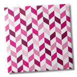 Azulejo Patrón Herringbone Rosa Moderno<br><div class="desc">Utilice este sencillo fondo de arenque rosa y magenta para personalizar de sus propios elementos con sus iniciales o personalizar para sus propias necesidades. Ya sea que quieras usar esta baldosa como una pequeña montaña o un trívet para una bebida o un plato... te vas a lo grande con un...</div>