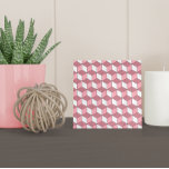 Azulejo Patrón isométrico de oro rosa rosa moderno<br><div class="desc">Esta baldosa cerámica moderna presenta un patrón isométrico en tonos rosa y blanco personalizable con una textura de oro falso rosa.</div>