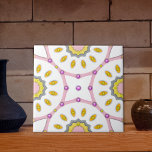 Azulejo Patrón marroquí rosa blanco y amarillo con diamant<br><div class="desc">Elegante y lujoso diseño de cerámica decorativa con un diseño impecable de formas geométricas en rosa pastel,  blanco y amarillo y decorado con diamantes rosas y amarillos.</div>
