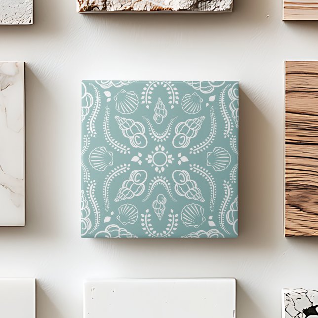 Azulejo Patrón moderno de la concha costera verde y blanca (Coastal Green & White Seashell Modern Pattern Ceramic Tile)