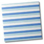 Azulejo Patrón moderno de rayas azules blancas<br><div class="desc">Sencillo y moderno negrita Verde azulado patrón de rayas azules patrón cerámica. ¡Usa vertical u horizontal! Impresión de rayas superdulces con colores verde azulados modernos y azules para bebés que contrastan con el blanco. Ideal para un baño de niños, o un divertido y audaz chantaje en la cocina. Si quieres...</div>