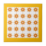 Azulejo Patrón Naranja y estrella amarilla de mediados de<br><div class="desc">Diseño de inspiración moderna de mediados del siglo XX con estallidos retro naranja en un fondo blanco, enmarcado en amarillo brillante. Diseño sencillo y moderno. Un diseño de una colección de coordinación. Crea tu propio patrón de personalizado cargando una nueva imagen, o usa el botón "mensaje" para contactar con el...</div>