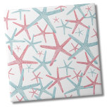 Azulejo Patrón náutico de playa costera<br><div class="desc">Una playa costera rosa y verde azulada, bonita y de moda, con estrellas de mar. Incluso puede agregar un color de fondo diferente para cambiar el aspecto. Si quieres usar esta baldosa como una pequeña montaña o un trívet para una bebida o un plato.. o quieres ir grande con un...</div>