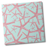 Azulejo Patrón náutico Starfish Beach House<br><div class="desc">Un bonito y moderno diseño verde azulado o marinero coral rosa de la playa de la costa con estrellas de mar. ¡No dudes en cambiar el color de fondo para que coincida con tu espacio! Si quieres usar esta baldosa como una pequeña montaña o un trívet para una bebida o...</div>