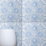Azulejo Patrón simétrico azul blanco con aspecto de mármol<br><div class="desc">Esta baldosa cerámica presenta intrincados patrones simétricos pintados en diferentes tonalidades de azul. El diseño central, que se asemeja a una flor o a una estrella, está rodeado de líneas y curvas ornamentadas, creando un efecto visual cautivador. En cada esquina de la baldosa hay cuatro diseños similares que parecen ser...</div>