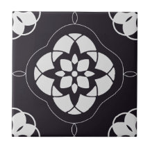 Patrón simétrico de flor blanca en negro