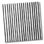 Azulejo Patrón simple Rayos blancos negros<br><div class="desc">Utilice este sencillo fondo de rayas blancas y negras para personalizar su espacio vital. Incluso se puede cambiar el color de fondo para que sea realmente tu propio aspecto. Además, puedes hacer que las rayas negras sean de un color completamente diferente. Si quieres usar esta baldosa como una pequeña montaña...</div>