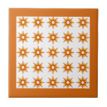 Azulejo Patrón Starburst de Naranja Moderno de Mediados de<br><div class="desc">Diseño de inspiración moderna de mediados del siglo XX con estallidos retro naranja en un fondo blanco, enmarcado en naranja brillante. Diseño sencillo y moderno. Crea tu propio patrón de personalizado cargando una nueva imagen, o usa el botón "mensaje" para contactar con el diseñador para obtener ayuda. Para crear su...</div>