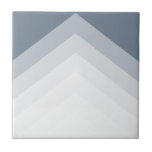 Azulejo Patrón triangular moderno y audaz<br><div class="desc">Esta moderna baldosa mural presenta un llamativo patrón de chevron compuesto por rayas de gradiente en capas en elegantes tonos gris y azul. Sus líneas depuradas y formas geométricas añaden profundidad e interés visual al diseño. Esta baldosa es una excelente elección para llevar un sofisticado y elegante pop de personalidad...</div>