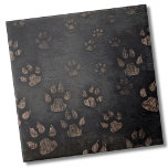Azulejo Paw<br><div class="desc">El cautivador patrón de impresión de pata en este diseño parece como si la madera se hubiera grabado meticulosamente alrededor de cada pata, lo que ha resultado en una combinación distintiva de contornos negros audaces contra un fondo neutral. Esta impresionante interacción de huellas de pata mixta añade un toque de...</div>