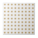 Azulejo Pequeña Estrella de Oro Tejido de cerámica<br><div class="desc">Diseño de inspiración moderna de mediados del siglo XX con un patrón sencillo de pequeños estallidos de oro en un fondo blanco. Diseño sencillo, limpio y moderno. Cree su propio patrón de personalizado cargando una nueva imagen, o utilice el botón "mensaje" para obtener ayuda. Para crear su propio diseño con...</div>