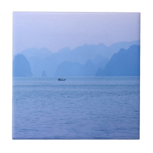 Azulejo Pequeño barco de pesca en la bahía de Ha Long - Vi