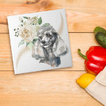 Azulejo Perro de cangrejo de rosa blanca<br><div class="desc">Detrás del hermoso retrato acuático de un perro de Poodle en esta baldosa decorativa hay un ramo de rosa blanco bonito. El ramo y la imagen del perro tienen un remolino superpuesto de falso purpurina confetti. ¡Perfecto para cualquiera que haya perdido el corazón por un Poodle!</div>