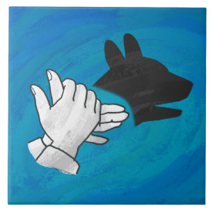 Azulejo Perro en la sombra sobre el azul