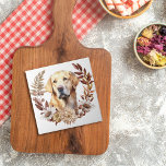 Azulejo Perro recuperador de labrador amarillo guiso de ot<br><div class="desc">Un hermoso retrato acuarela de un perro Labrador Retriever amarillo dorado se sitúa en el centro de una corona de otoño de bonito en tonos marrones,  canela y crema. Todo está colocado sobre un fondo blanco.</div>
