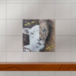 Azulejo Personalizable de león y cordero acuático<br><div class="desc">Mi hija Emily pintó la acuarela que representaba a Jesús como el Cordero de Dios y el León de la tribu de Judá. La pintura original cuelga en nuestra casa y nos recuerda a nuestro Salvador y Rey. ¡Que este león y la cerámica de cordero hagan lo mismo por ti...</div>