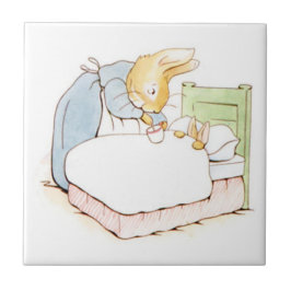 Azulejo Peter Rabbit en cama (alimentado por su madre)