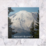 Azulejo Pico de montaña en cascada de Mount Rainier<br><div class="desc">Baldosa cerámica con una fotografía pintoresca del Monte Rainier cubierto de nieve,  el pico más alto de la cascada en el noroeste del Pacífico. Seleccione su tamaño de mosaico. ¡Hace un gran trivet de cocina!</div>