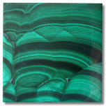 Azulejo Piedra de cristal de malaquita verde elegante de m<br><div class="desc">¡Para todos los amantes del cristal de malaquita! El arte de la naturaleza ocupa el centro del escenario, con ricos y cautivadores tonos verdes convergiendo para formar líneas complejas y curvas elegantes. ¡El malaquita verde es para siempre el favorito del mundo del cristal! Es una foto de una piedra natural,...</div>