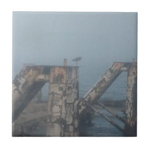 Azulejo Pier roto con garza azul en niebla