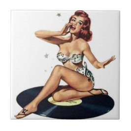 Azulejo Pin encima del chica que se sienta en expediente