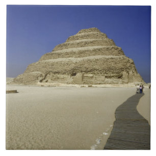 Azulejo pirámide escalonada en Saqqara, una de las primera