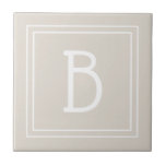 Azulejo Plantilla moderna de iniciales monogramas marrón c<br><div class="desc">El diseño presenta un inicial monogramado personalizado moderno y elegante en un marco doble simple y minimalista en beige y blanco. ¡Personalice fácilmente con una plantilla fácil de usar para hacerlo suyo! Contácteme a beachpausedesigns@gmail.com si necesita ayuda o tiene preguntas sobre este o cualquier otro diseño. Otras opciones de diseño...</div>