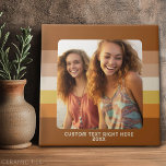 Azulejo Plantilla simple de 1 foto - Borde de color cálido<br><div class="desc">Usa una foto cuadrada y haz un regalo único y moderno. Este moderno diseño minimalista incluye un borde en un color de su elección (cambiarlo en el área de diseño avanzado) y una línea de texto simple para agregar cualquier nombre y otra información de evento. Si necesita mover algo, haga...</div>