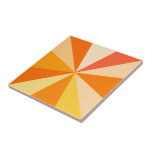 Azulejo Pop Art Modern 60 Rayos Geométricos divertidos en<br><div class="desc">Este diseño de arte pop inspirado en la cadera de los años 60,  tiene rayos naranjas psicodélicos brillantes y arrebatos de sol disparándose en un patrón geométrico. Este diseño funky,  minimalista y ultramoderno tiene doce rayos en diferentes tonalidades de naranja. Es groovy,  nena.</div>