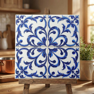 Azulejo portugués azul y blanco con volutas floral